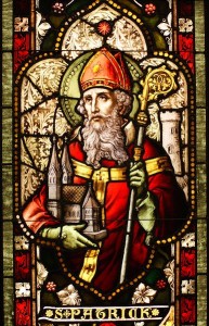 Sankt Patrick som glasmosaik i Cathedral of Christ the Light i Oakland, Californien